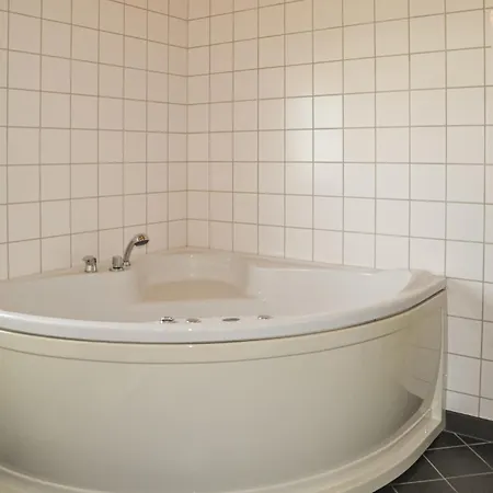 4 Bedroom Cozy In Norre Nebel *